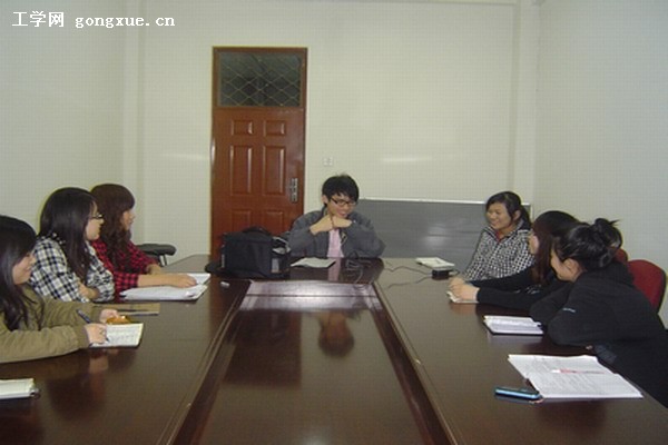 外语系新闻中心积极学习新闻摄影和新闻写作