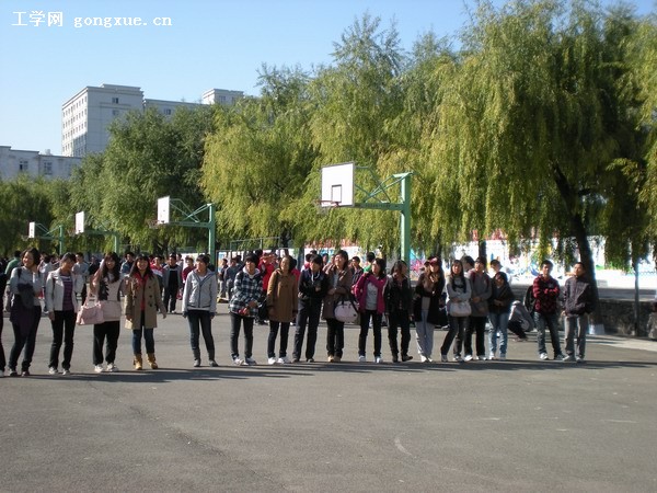 外语系与理公司在篮球赛上激烈角逐