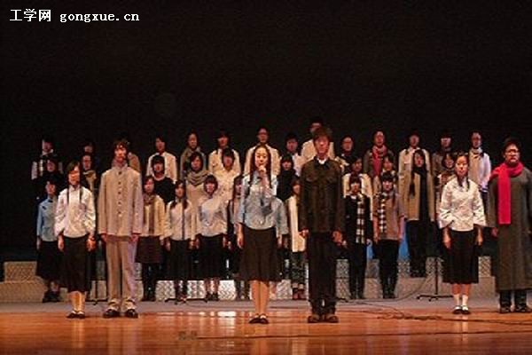 外语系诗朗诵《走过冬天》取得圆满成功