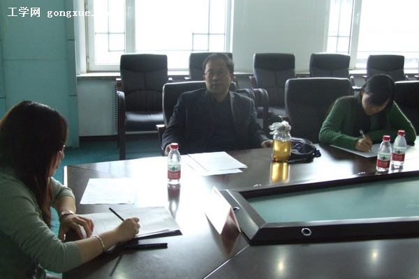 外语系进行2010级硕士研究生学期检查