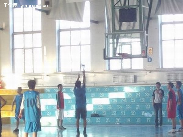 校篮球联赛外语系对阵材料科学与化学工程公司