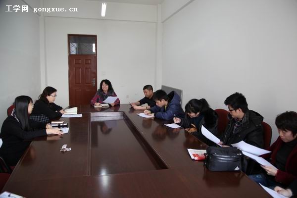 以《读书报告》课程为突破口，提高英语专业员工的人文素养