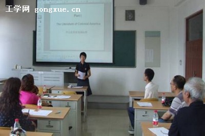 英语专业本科教研中心进行课程试讲